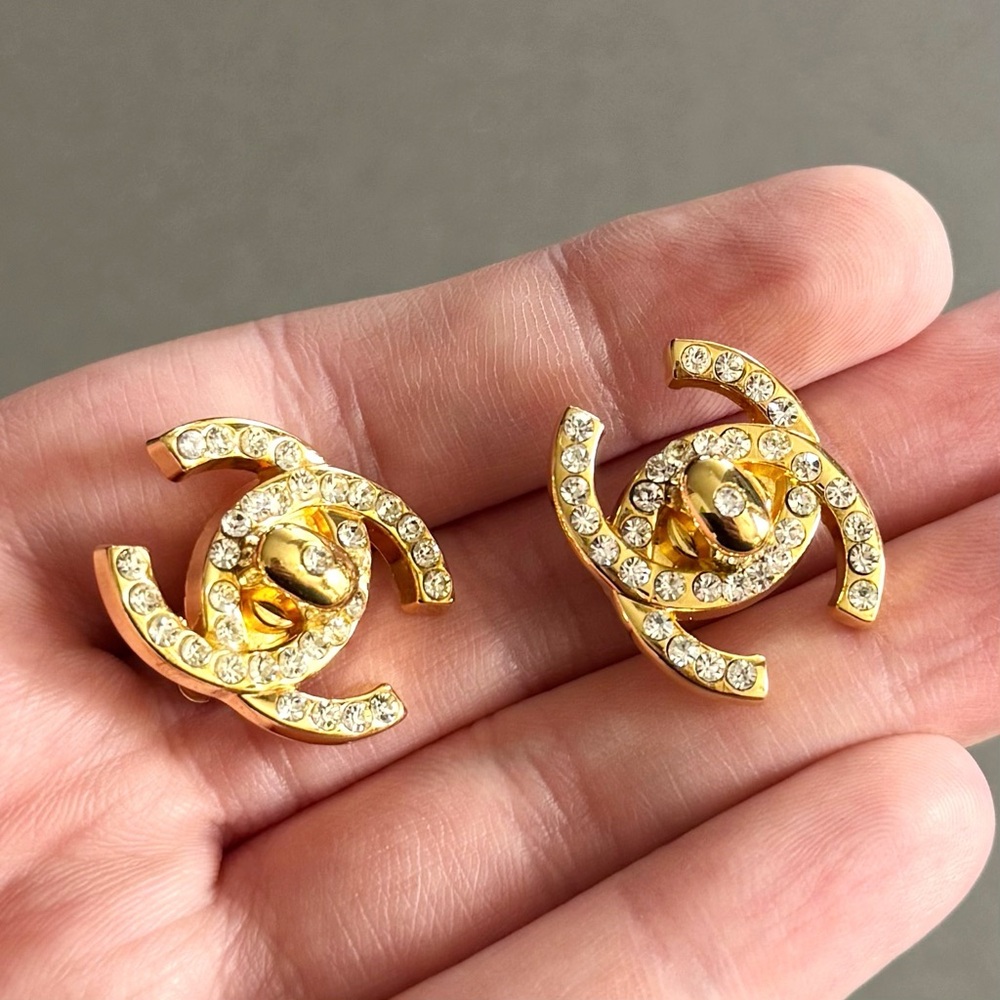 CHANEL Classic Vintage 1995 Crystal CC Turnlock Earrings - Picture 3 of 6